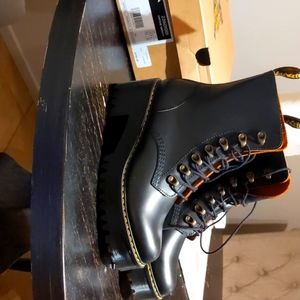 Dr. Martens Leona black vintage smooth